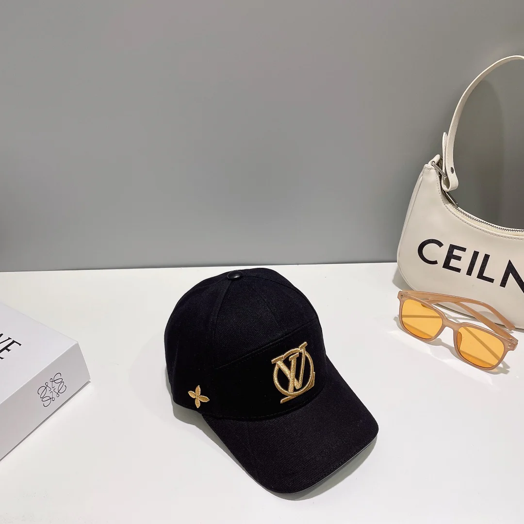 Новинка сезона весна/лето 2023 от LV - бейсболка с вышитой надписью.
