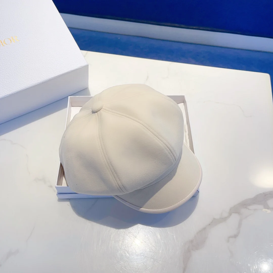 Prada - Берет с утиным клювом