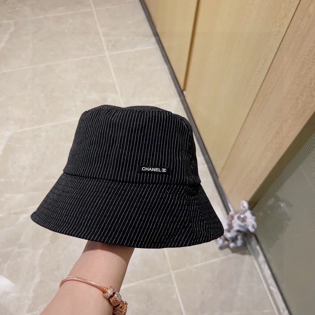 Новинка сезона весна/лето 2023 от Chanel - Полосатая рыбацкая шляпа - Черная