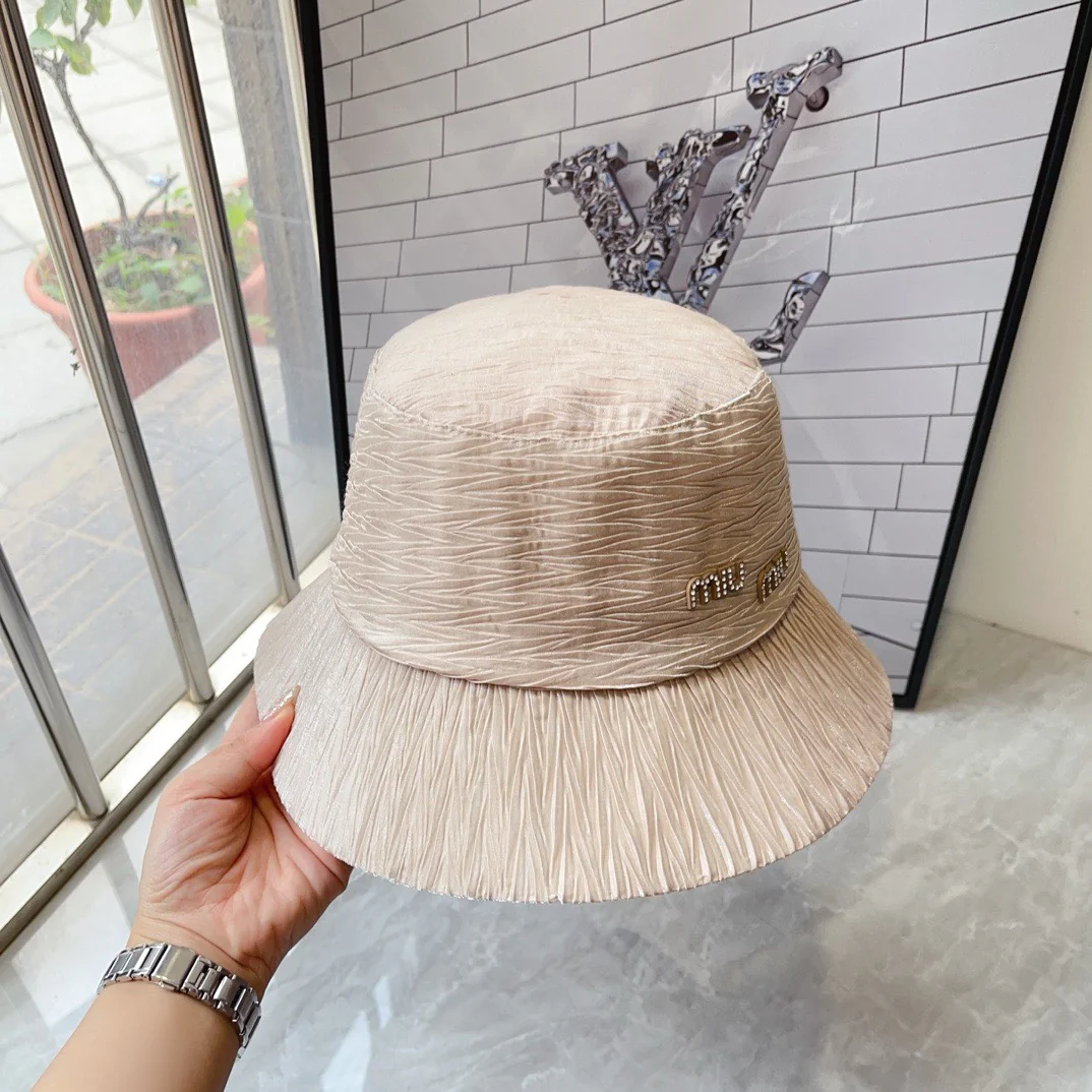 Панама Miu Miu с текстурированными оборками и объемным верхом - абрикосового цвета.