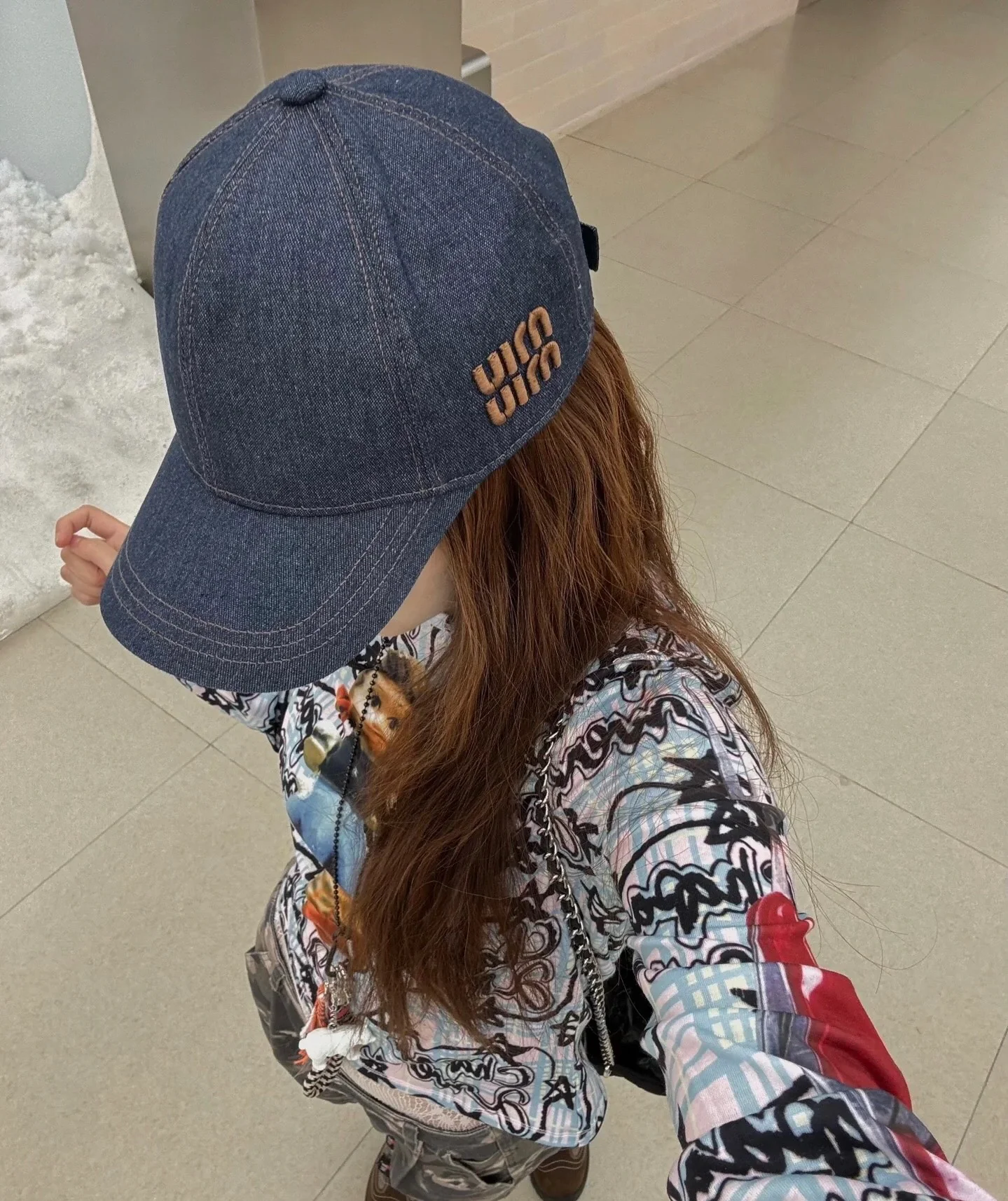 Новая джинсовая бейсболка Miu Miu весна/лето 2024 с вышитой буквой