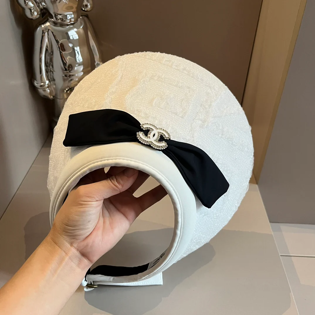 Солнцезащитная шляпа Chanel с кружевом и стразами - белая.