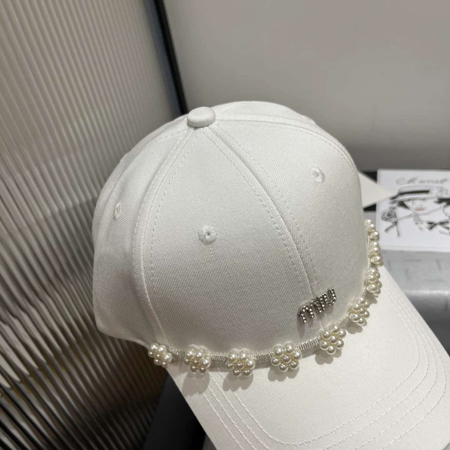 Бейсболка Miu Miu с жемчужным козырьком - белая