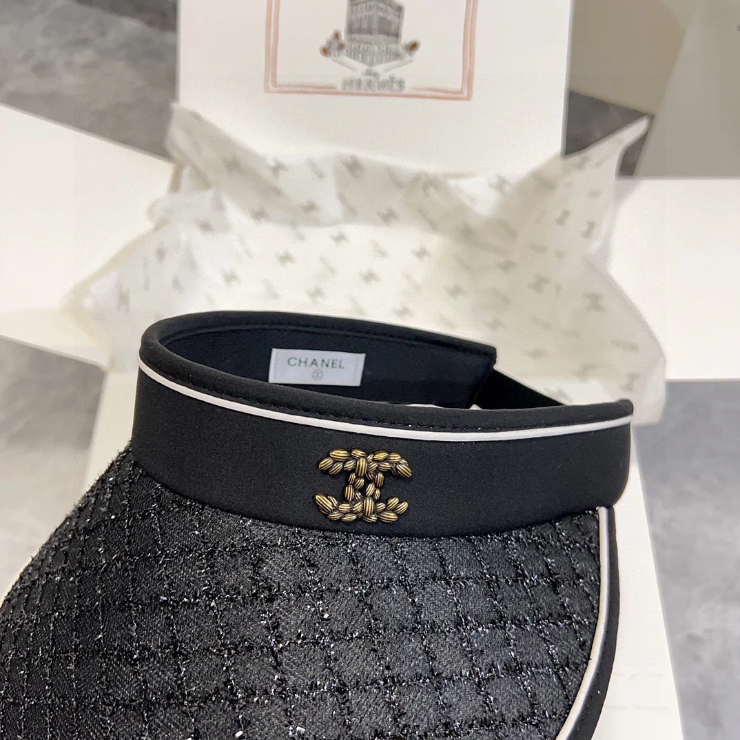 Новая летняя солнцезащитная шляпа Chanel 2024 с пайетками и клетчатым узором - черная.