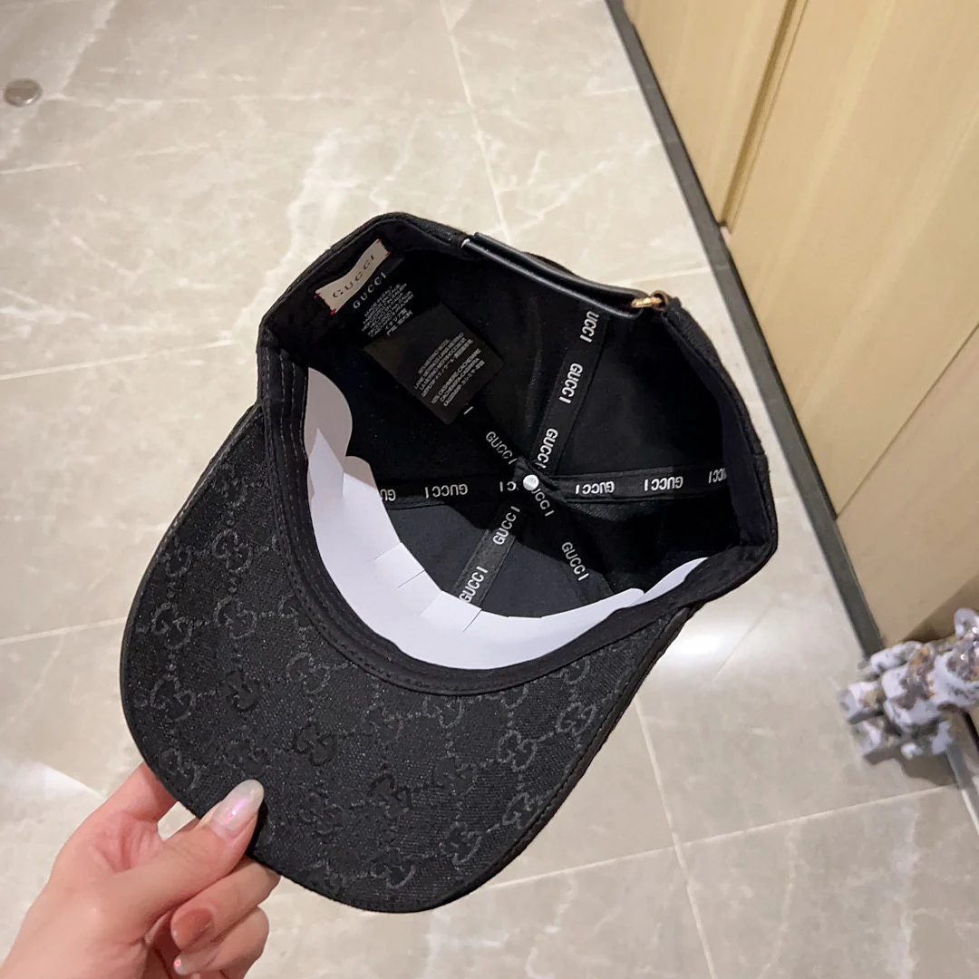 Новинка сезона весна/лето 2023 от Gucci - бейсболка с кожаной этикеткой Monogram - черная.