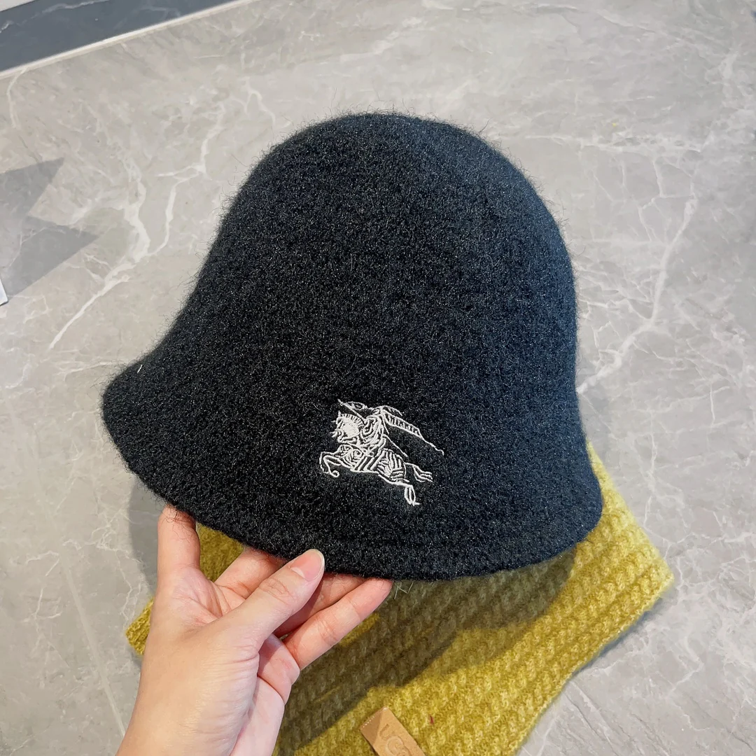 Новая шерстяная шапка Burberry из коллекции осень/зима - черная.