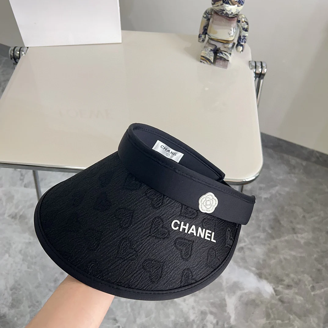 Новая летняя солнцезащитная шляпа Chanel 2024 с цветочным принтом и сердечком - черная.