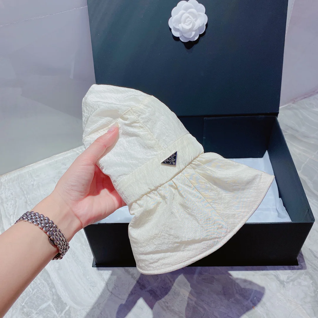 Солнцезащитная шляпа Prada из органзы — легкая и дышащая.