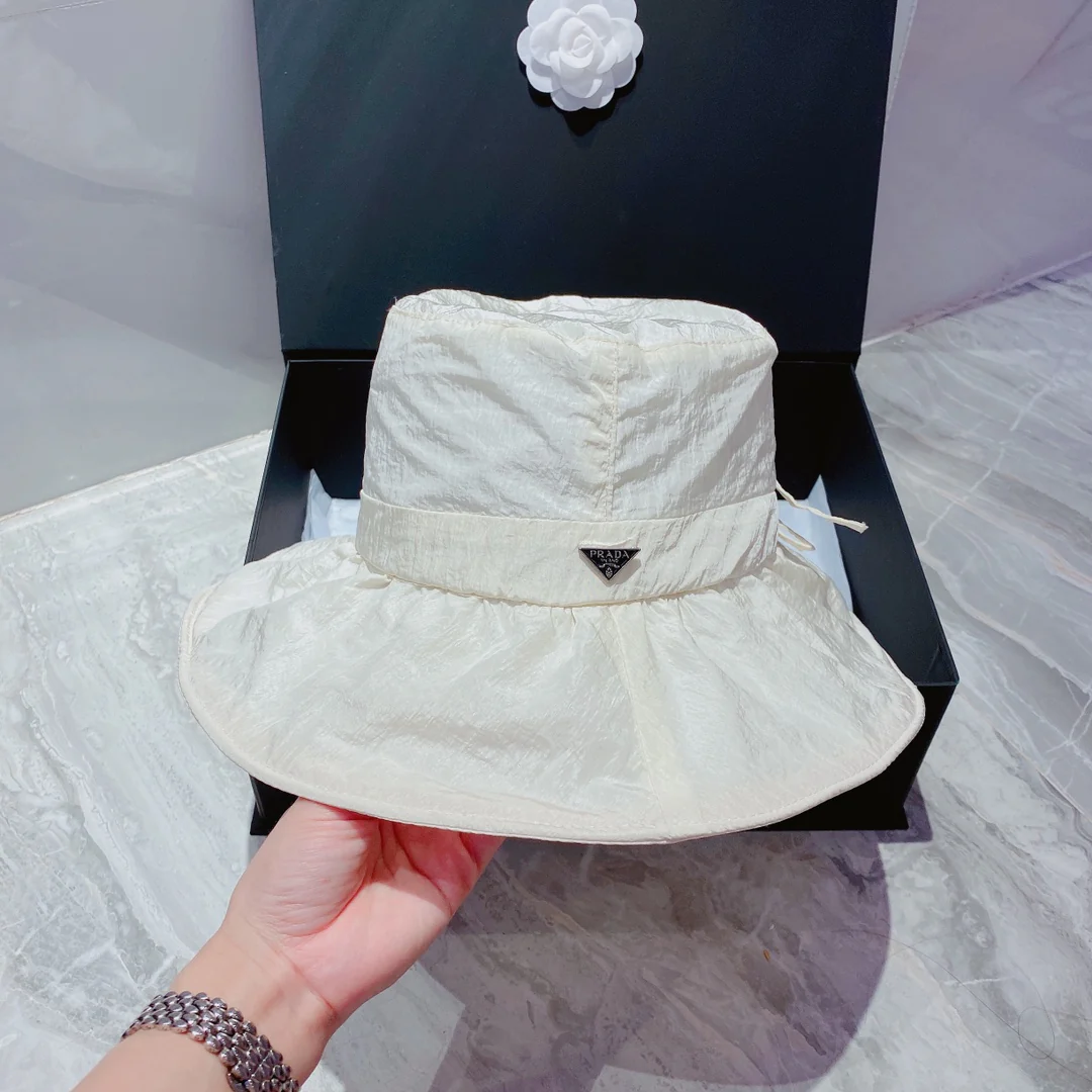 Солнцезащитная шляпа Prada из органзы — легкая и дышащая.