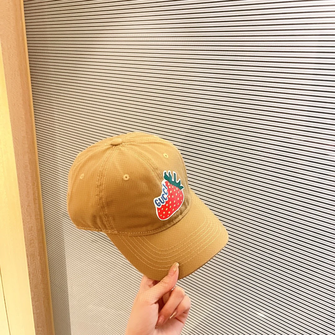 Gucci - Новая бейсболка с клубничным узором, 2022 год.