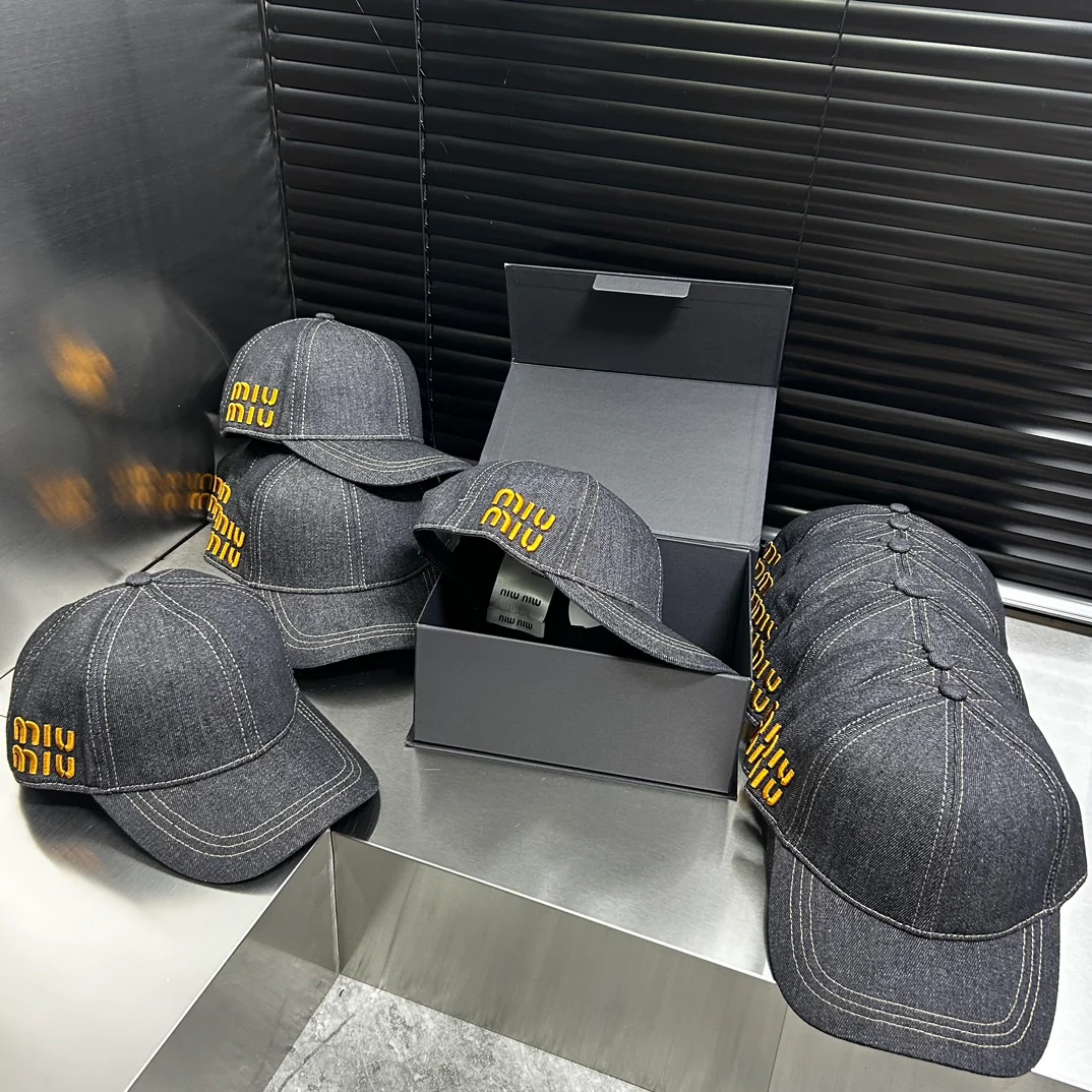 Новая джинсовая бейсболка Miu Miu весна/лето 2024 с вышитой буквой