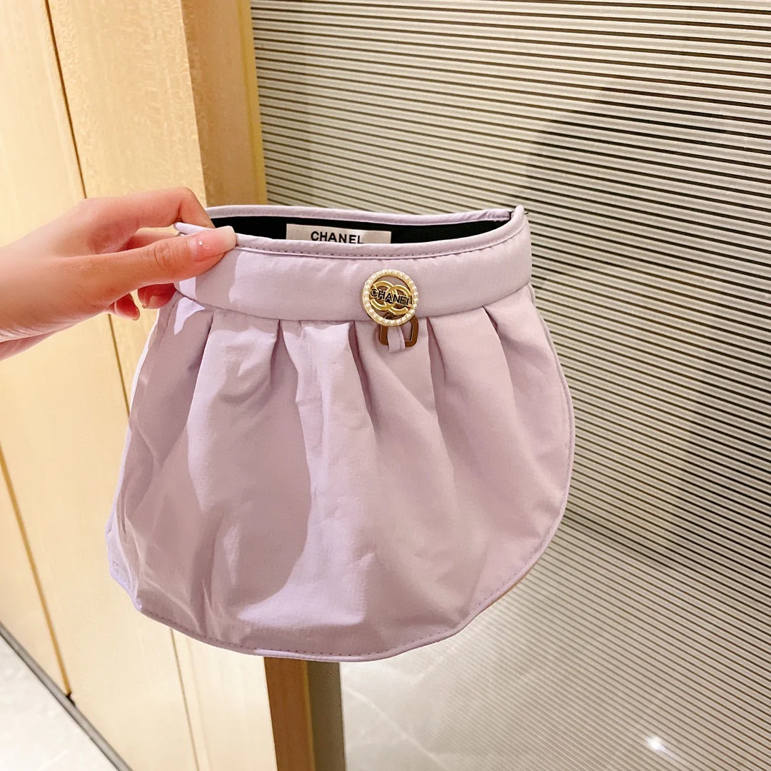 Двухцветная солнцезащитная шляпа Chanel из ракушки — можно свернуть и носить как повязку на голову.