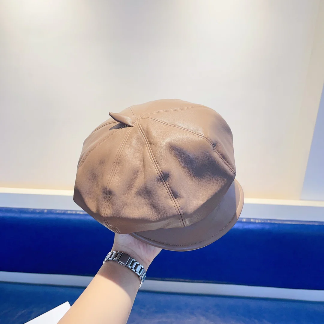 Кожаный берет Prada - абрикосовый