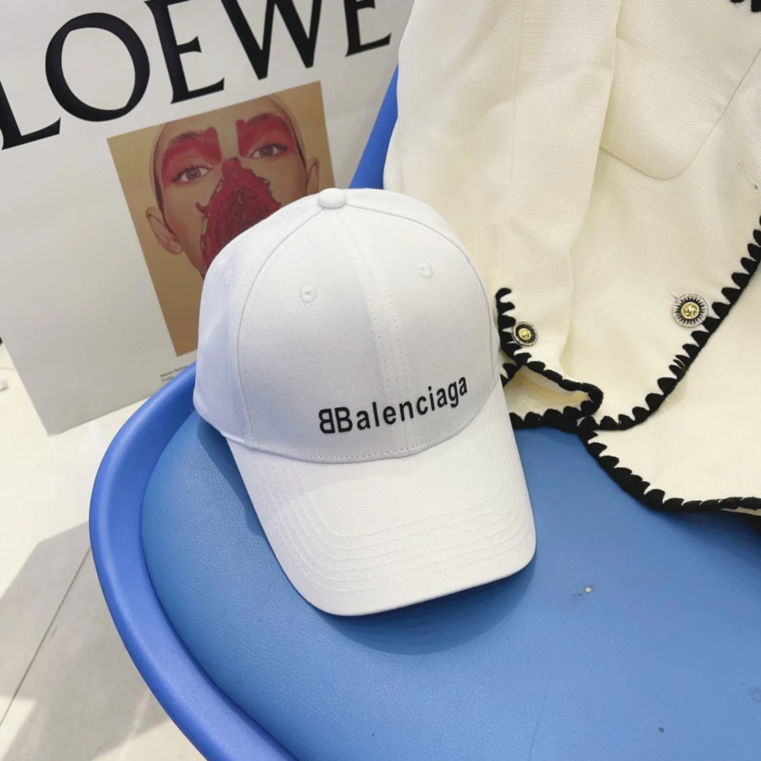 Бейсболка Balenciaga на все сезоны