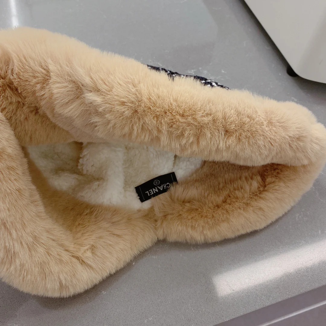 Chanel - Рыбацкая шляпа в клетку с мехом - Черная