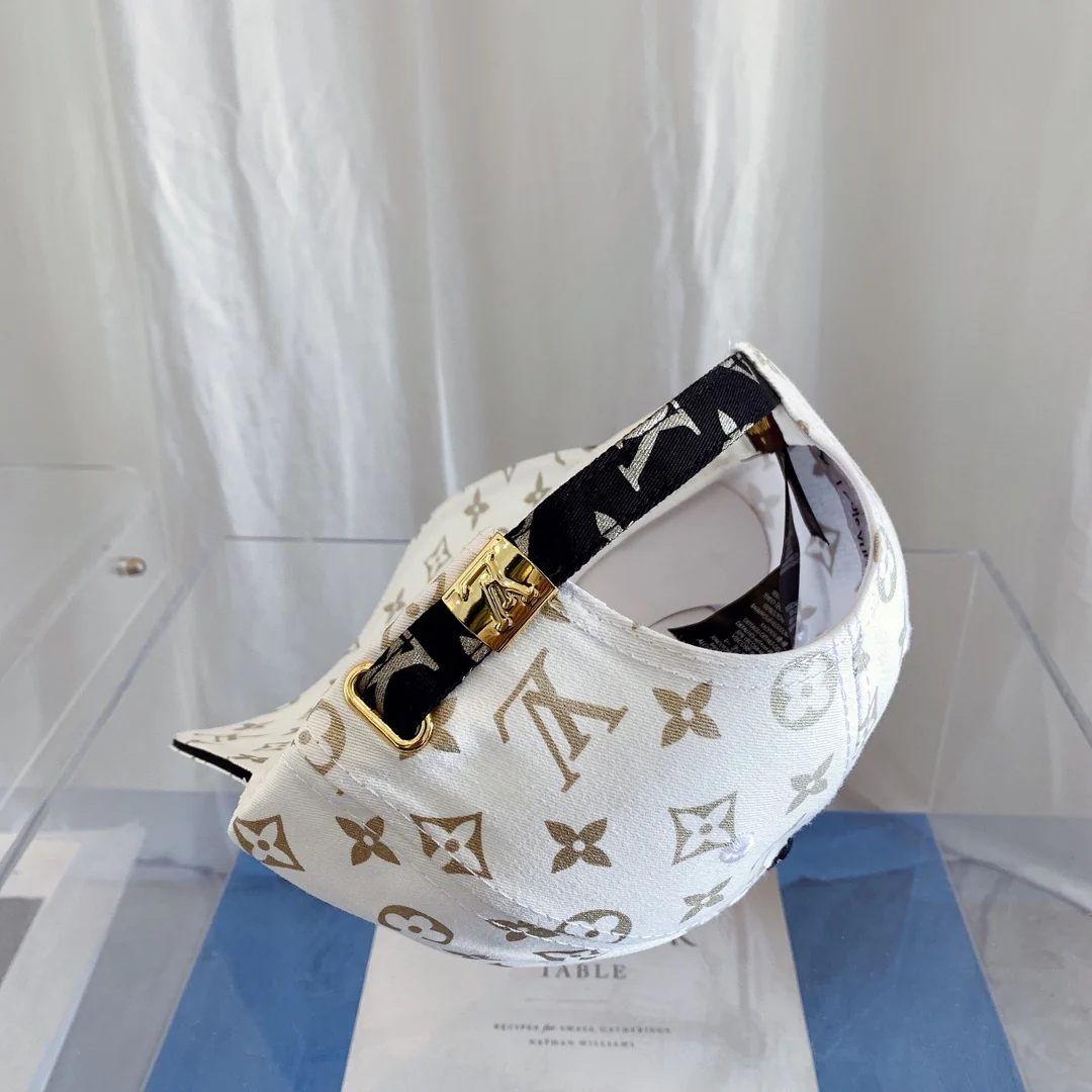 Новинка LV 2022 — бейсболка с принтом и вышивкой.