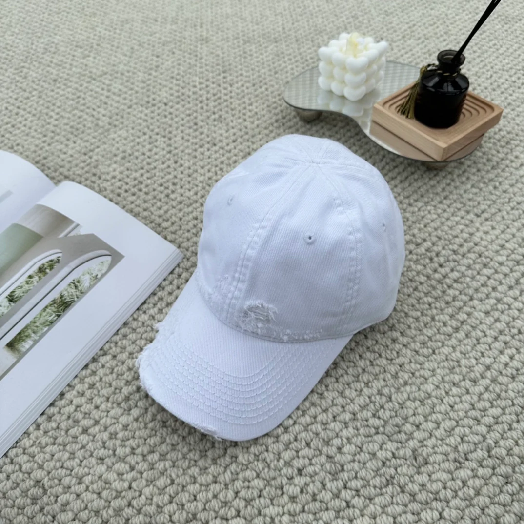 Бейсболка Balenciaga с надписью на задней стороне - белая