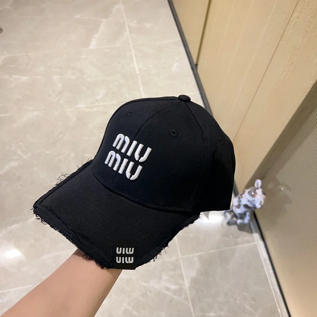 Новая бейсболка Miu Miu 2023 с вышивкой и рваными элементами - черная.