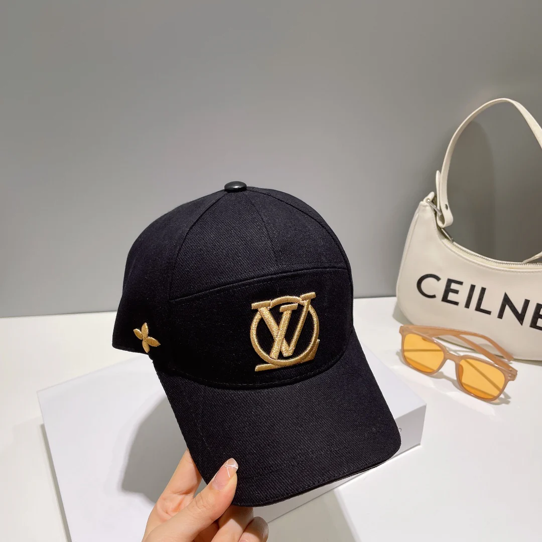 Новинка сезона весна/лето 2023 от LV - бейсболка с вышитой надписью.