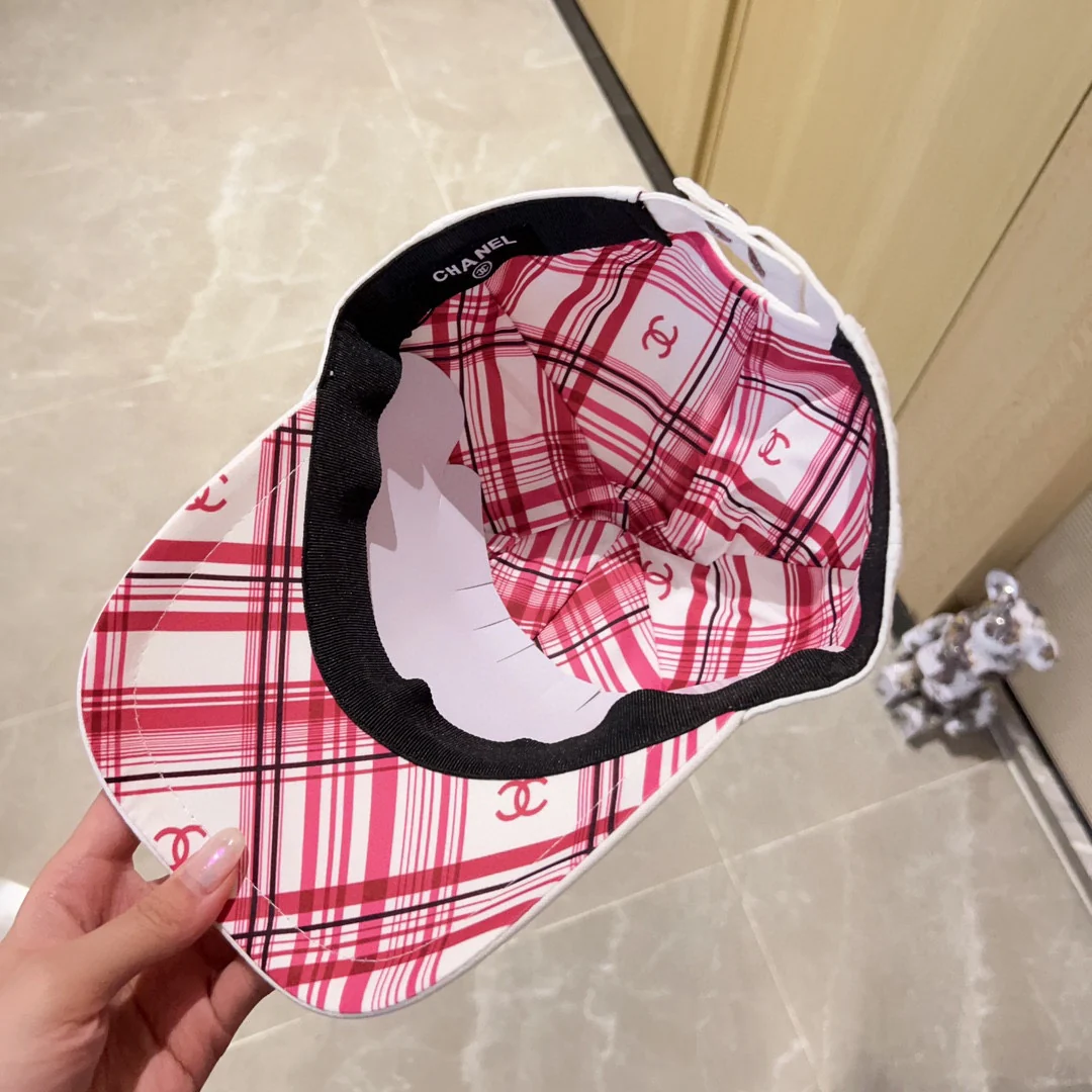 Новинка сезона весна/лето 2023 от Chanel - бейсболка с вышивкой - белая.