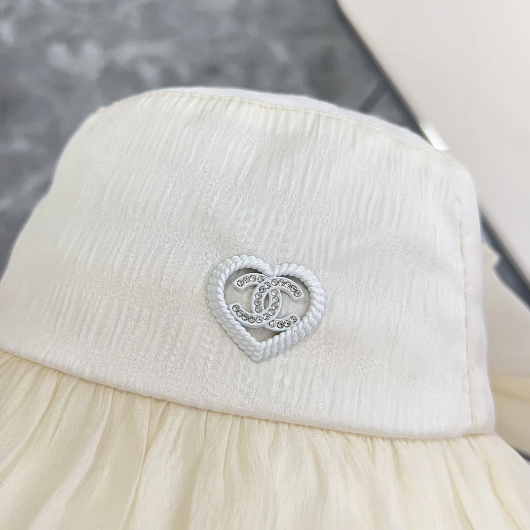 Новая элегантная шелковая шляпа от солнца Chanel 2024 с бантом - белая.