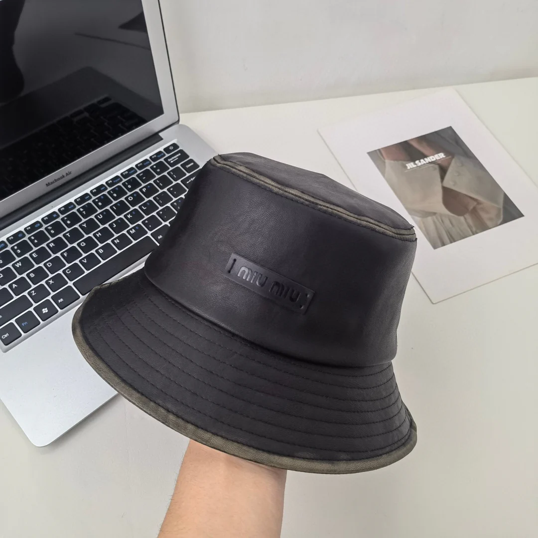 Новинка сезона ?Ранняя осень? от Miu Miu 2023 — Кожаная рыбацкая шляпа.