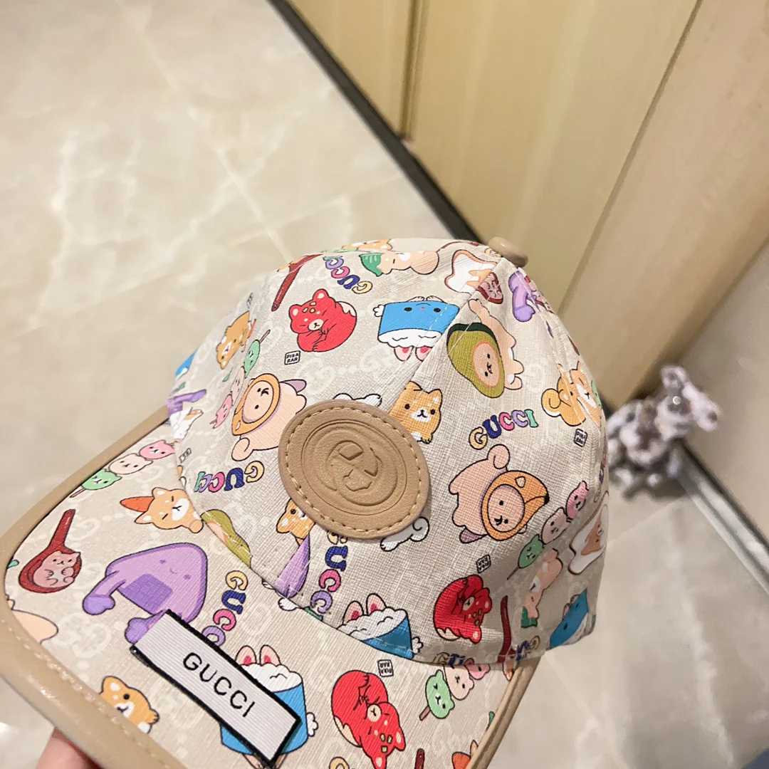 Новинка сезона весна/лето 2023 от Gucci - бейсболка с кожаной отделкой - белая.