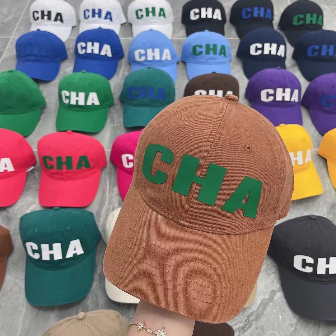 Новая модель Chanel 2022 года - кепка-?утиный клюв?.