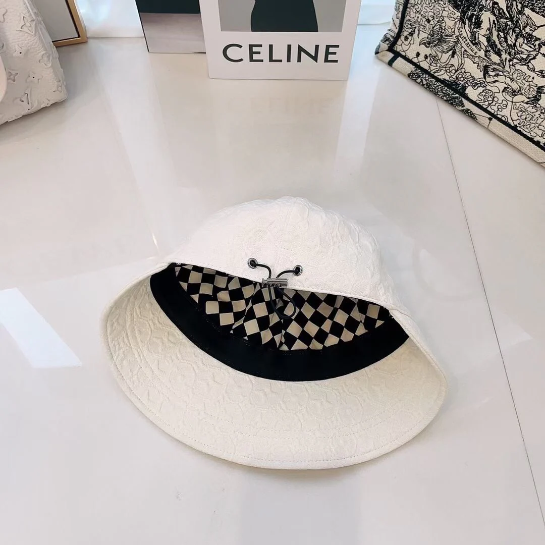 Бейсболка LV с рельефным рисунком