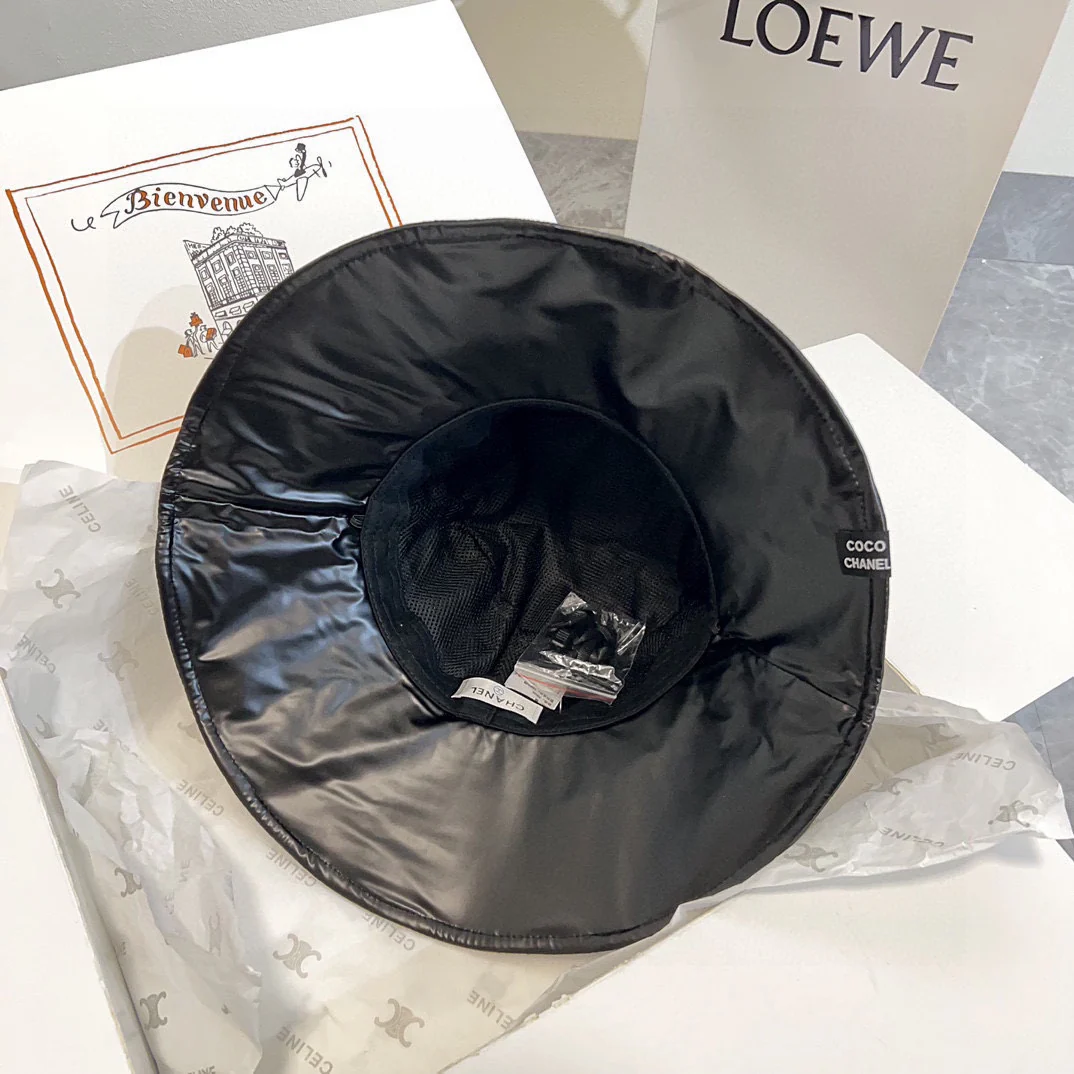 Новая минималистичная плиссированная солнцезащитная шляпа Chanel 2024 года - черная.