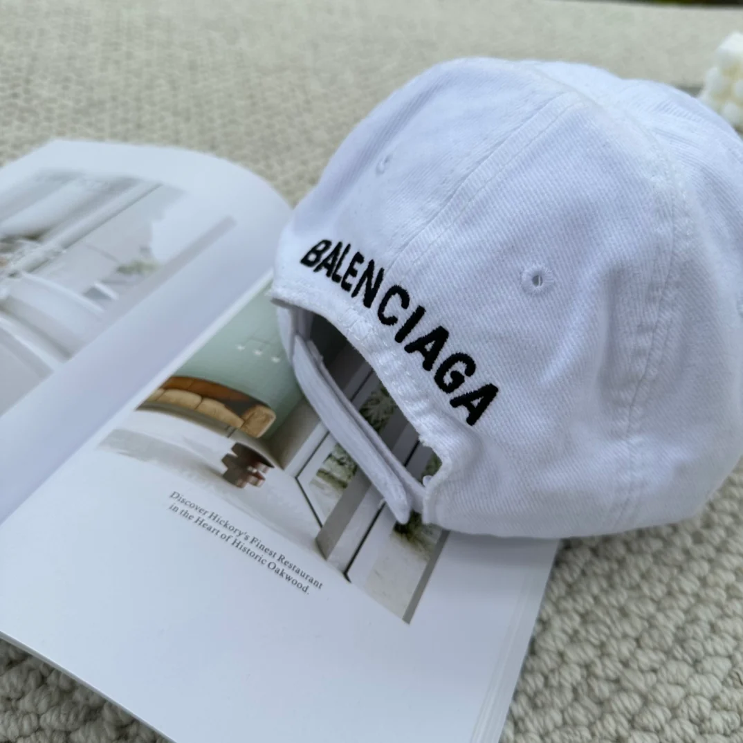 Бейсболка Balenciaga с надписью на задней стороне - белая