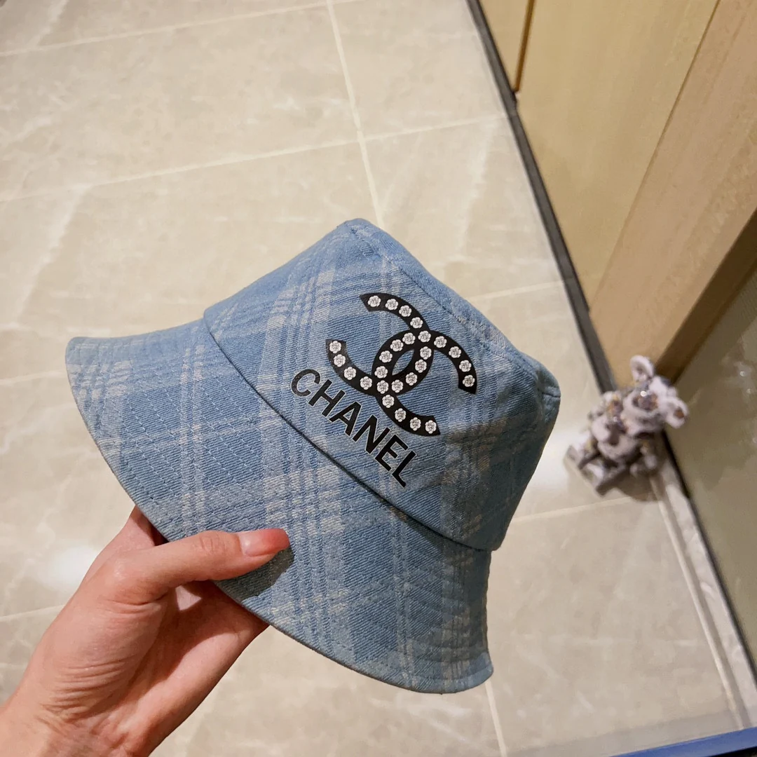 Новая коллекция Chanel ?Ранняя осень 2023? — ковбойская рыбацкая шляпа.