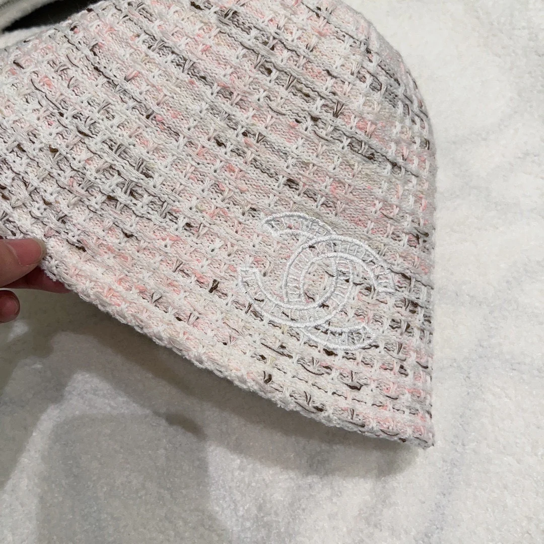 Новая элегантная вязаная рыбацкая шапка в стиле Chanel из осенне-зимней коллекции - розовая.