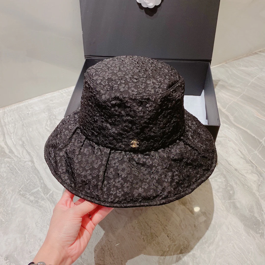 Солнцезащитная шляпа Chanel с цветочным принтом