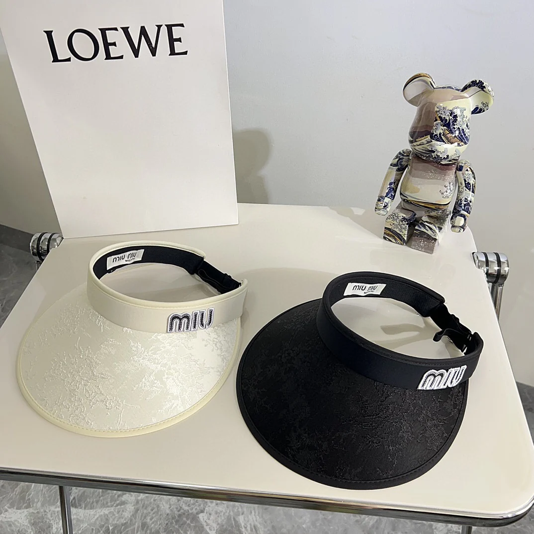 Новая летняя солнцезащитная шляпа Miu Miu 2024 с китайским узором - черная.