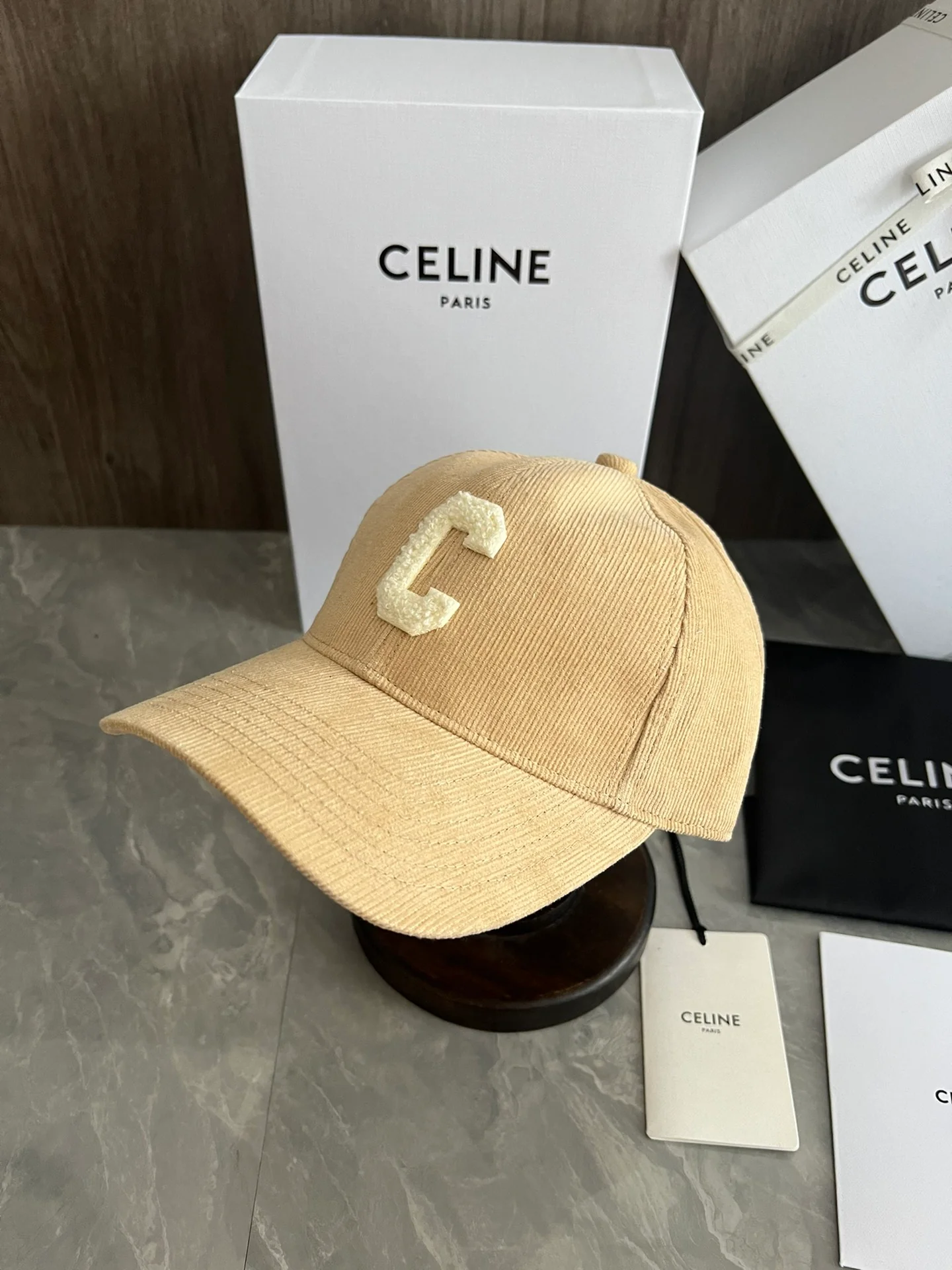 Вельветовая бейсболка Celine с большим логотипом ?C? — жёлтая.