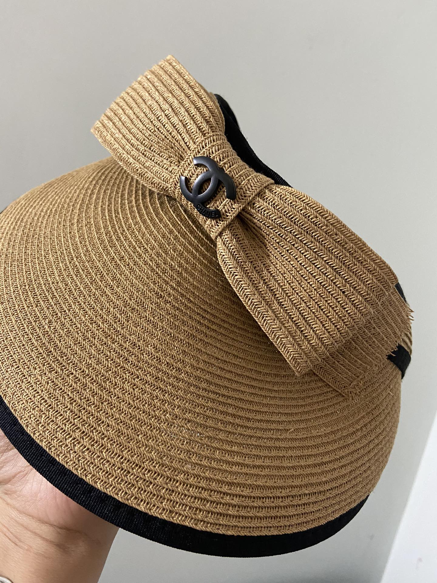 Пляжная шляпа Chanel с плетеным бантом - идеально подходит для пляжа.