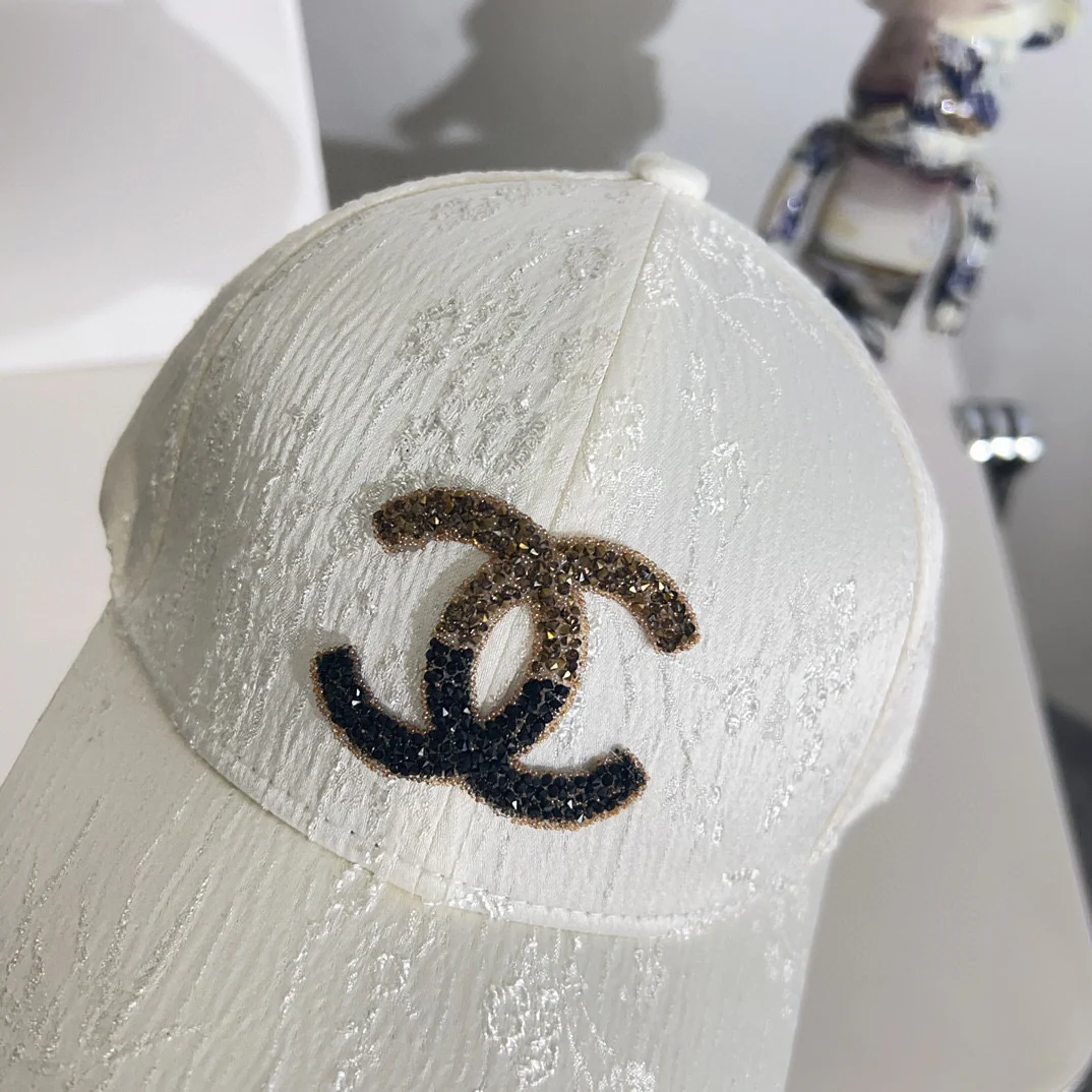 Новая минималистичная бейсболка Chanel 2024 года — белая.