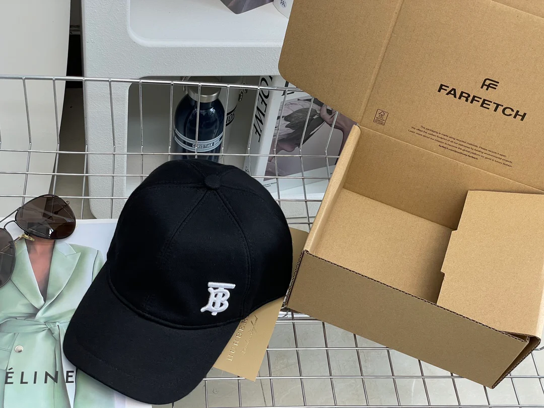 Burberry - Новая бейсболка с вышивкой и внутренней клетчатой ??подкладкой