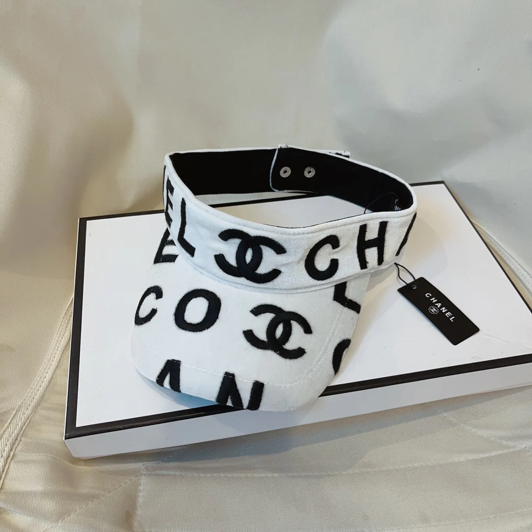 Новинка осенней коллекции Chanel 2023 — Солнцезащитный козырек с открытым верхом — Белый