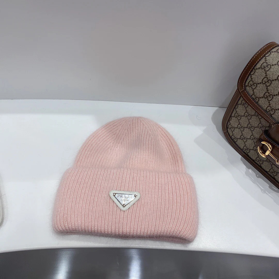 Вязаная шапка Prada из ангорского кроличьего меха и шерсти - розовая.