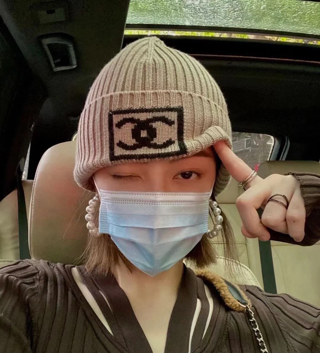 Шапка Chanel - фото образа