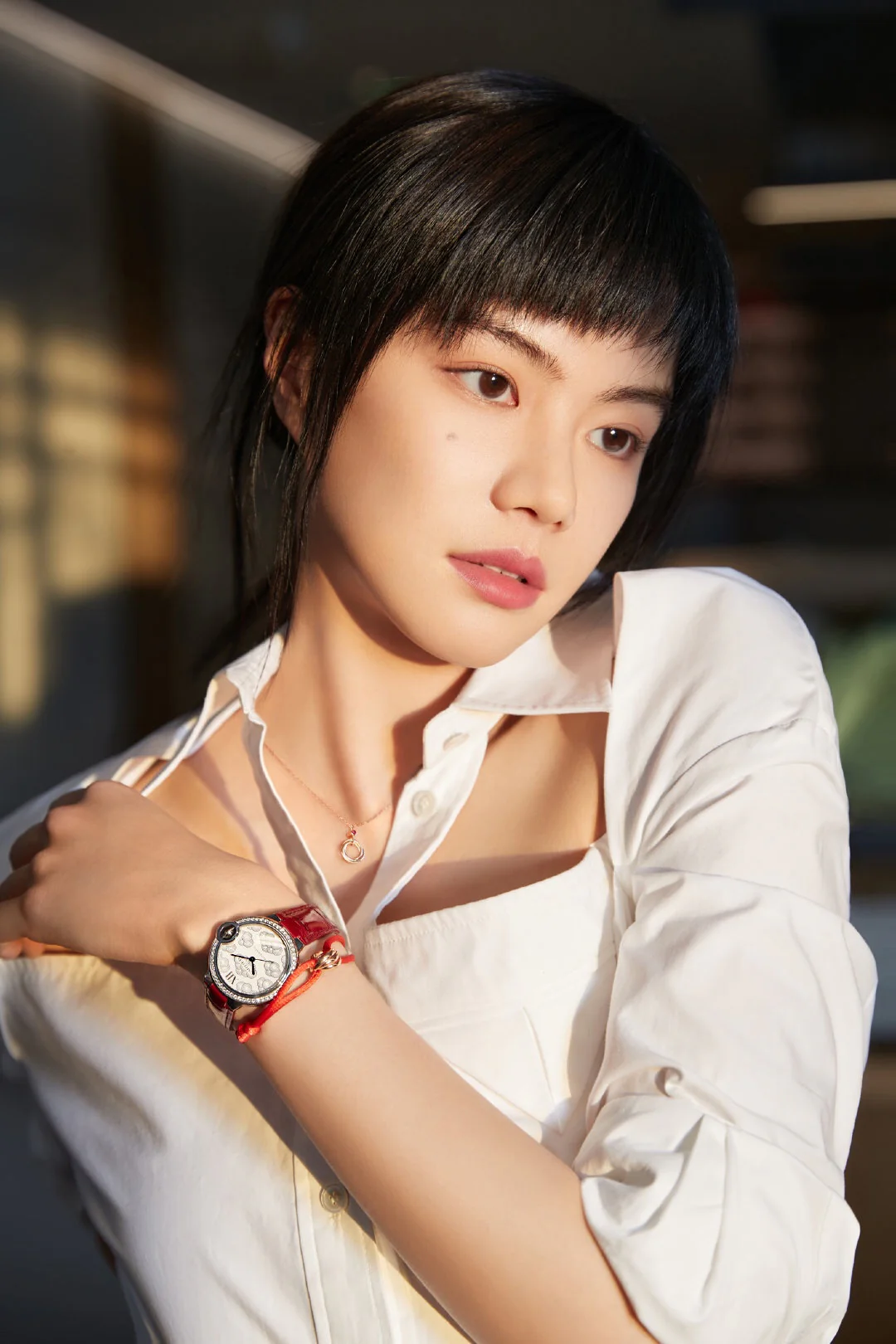 Браслет Cartier — подходит для ношения на расстоянии до 18 см — изображение верхней части тела.