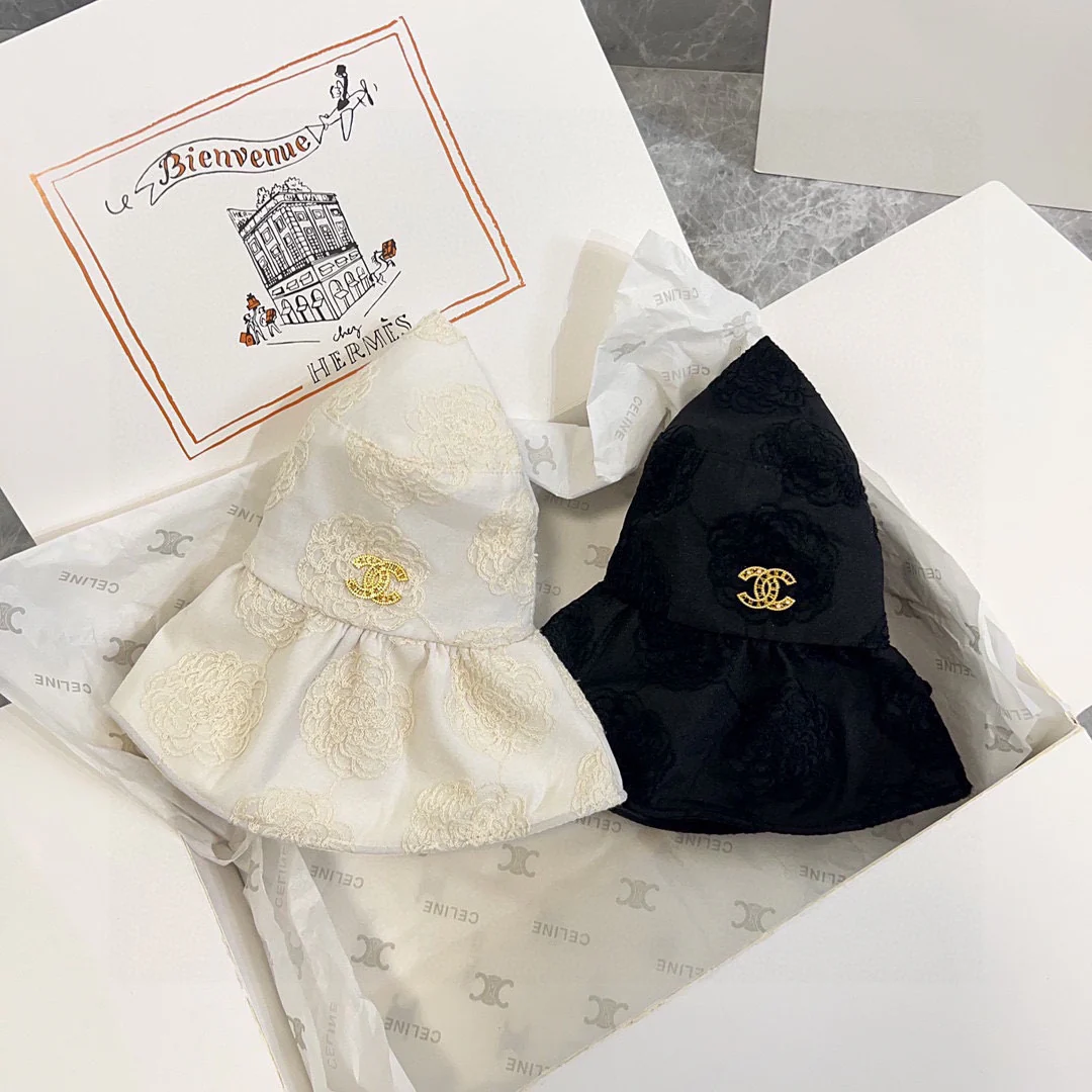 Новая солнцезащитная шляпа Chanel 2024 с вышитыми лепестками - черная.