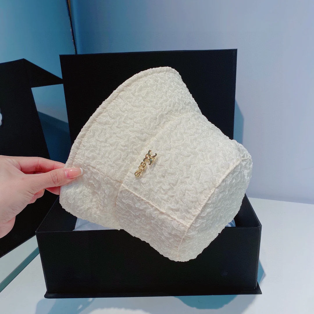 Новинка Celine 2022 года - стильная рыбацкая шляпа для весны/лета.