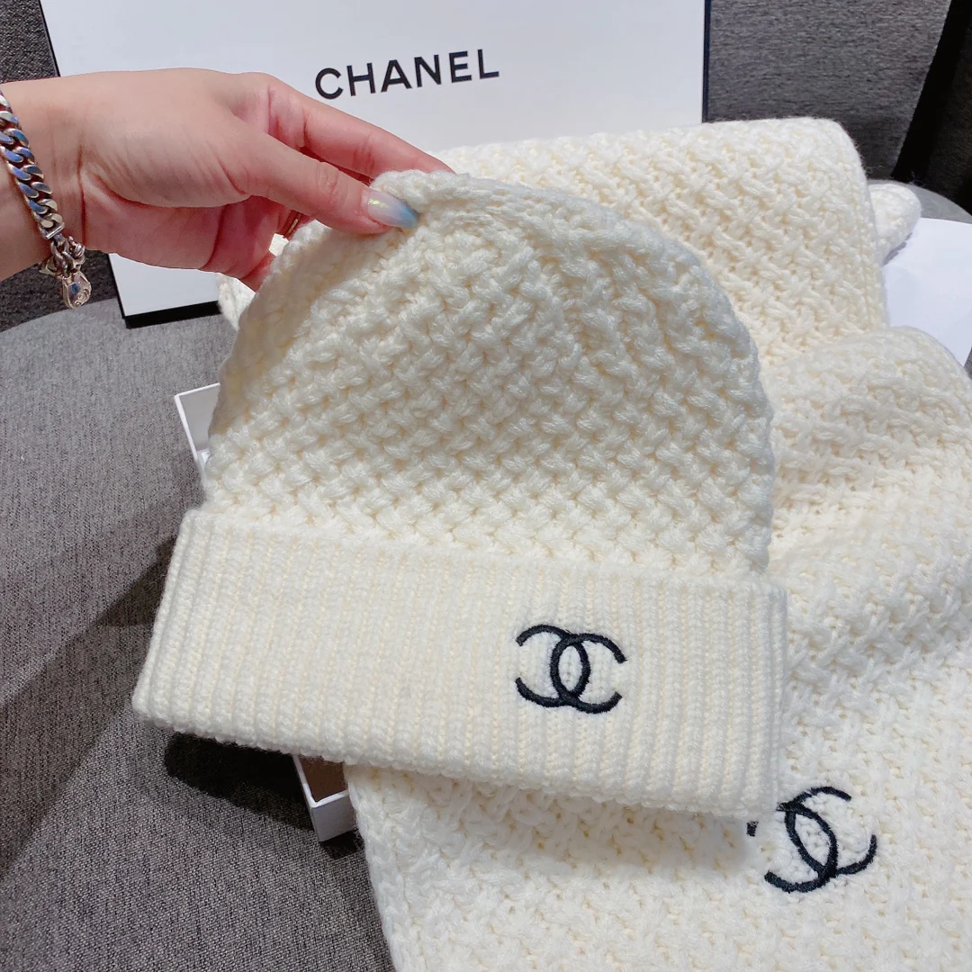 Chanel - Комплект из шерстяной вязаной шапки и шарфа - Белый
