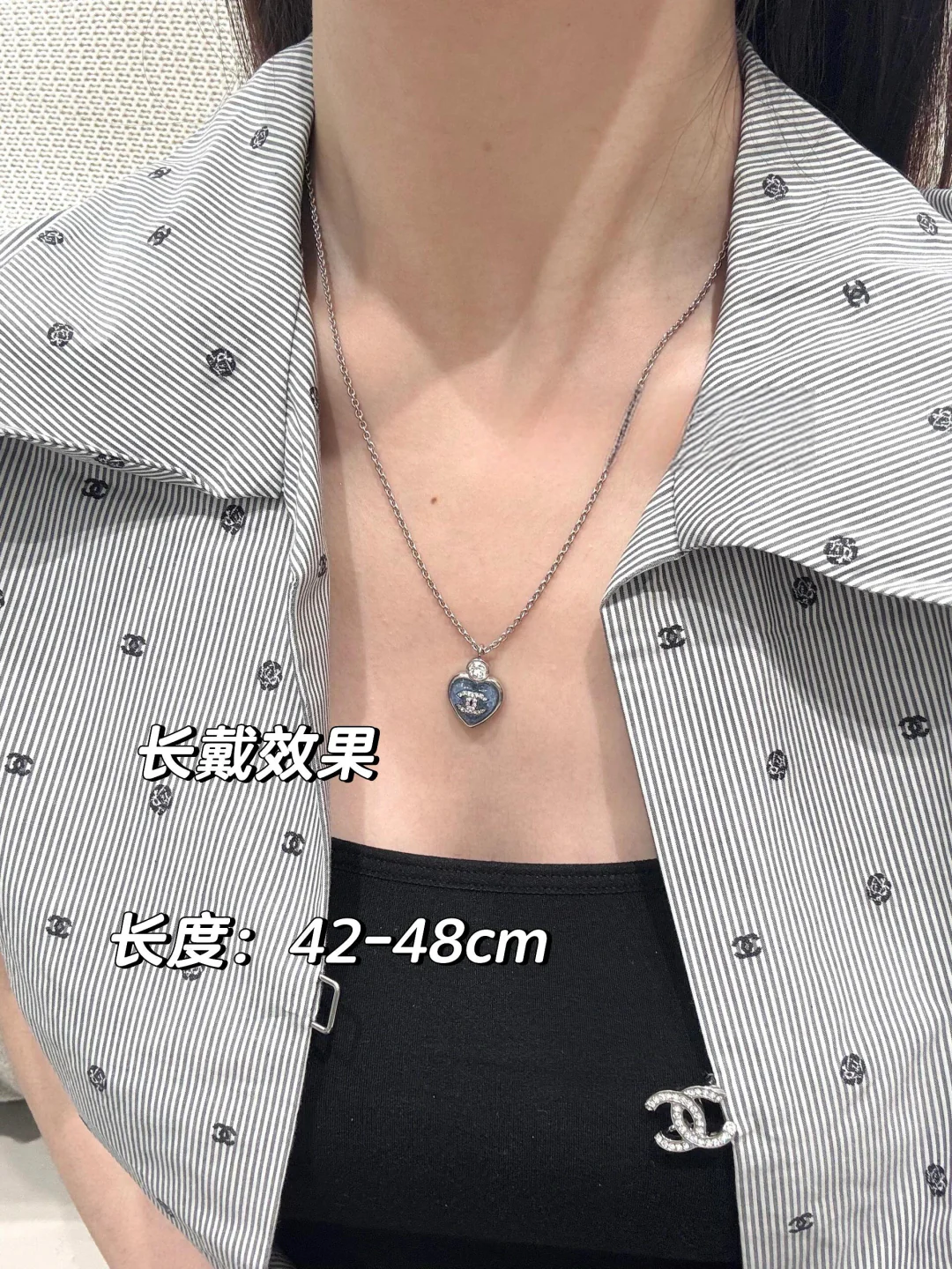 Колье Chanel 25p с сердечком, украшенным стразами, сине-розовое, регулируемая длина.