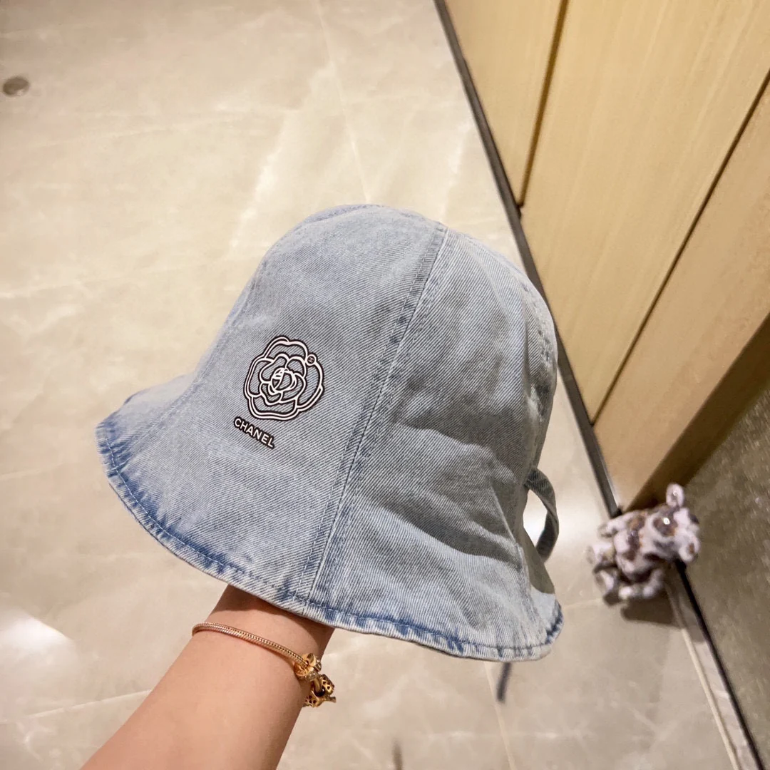 Новинка сезона весна/лето 2023 от Chanel - Ковбойская рыбацкая шляпа - Светло-голубая