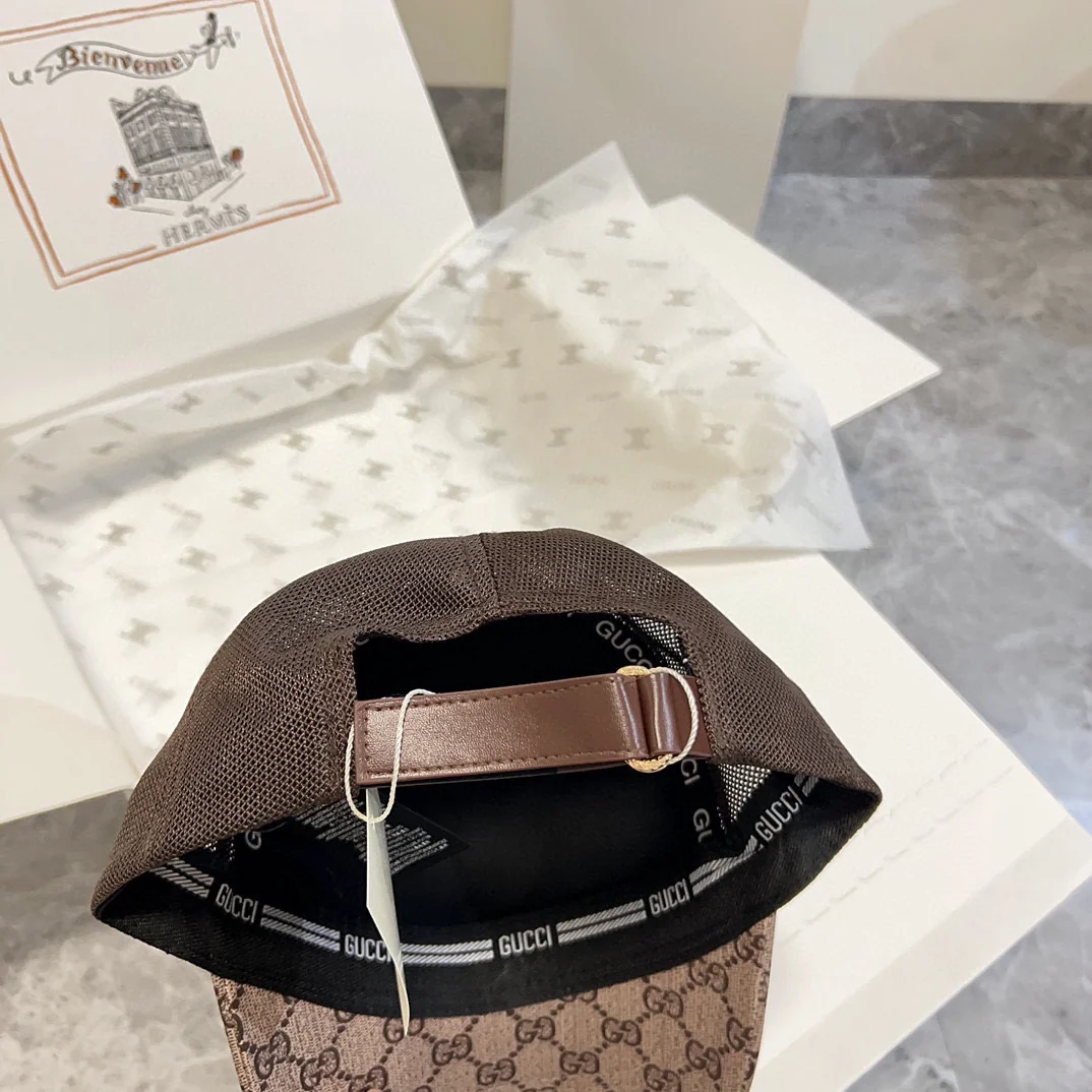 Новая перфорированная бейсболка Gucci весна/лето 2024 — кофейно-коричневая.