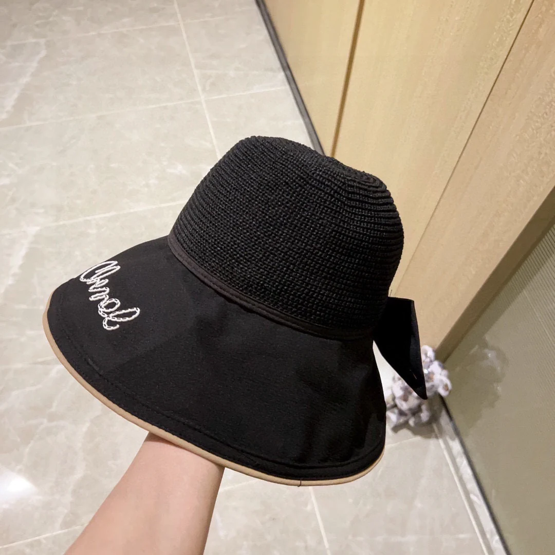 Солнцезащитный козырек Chanel 2024 года с надписью курсивом на спине, черный.